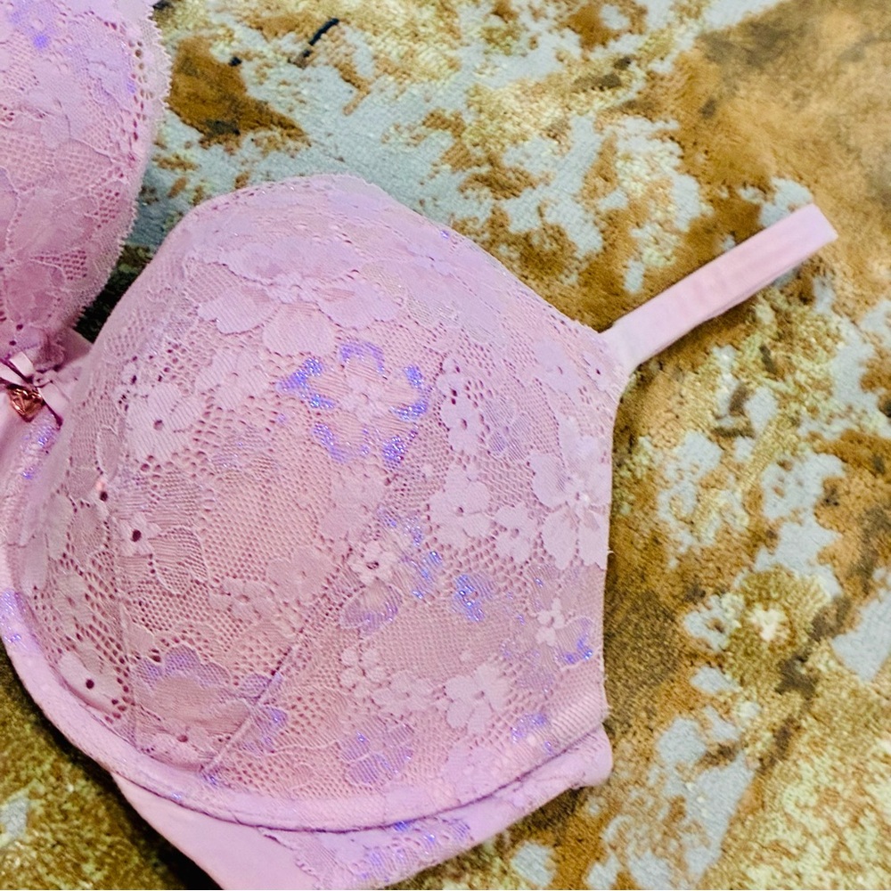 Victoria Secret Body Pink
Shimmer Lace Floral Lined
Demi 36DDD Wired Bra